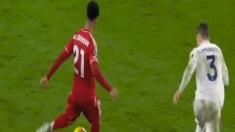 惊险瞬间！哈维-西蒙斯踩踏范戴克小腿，VAR判红牌，热刺陷入困境，战局突变风云！